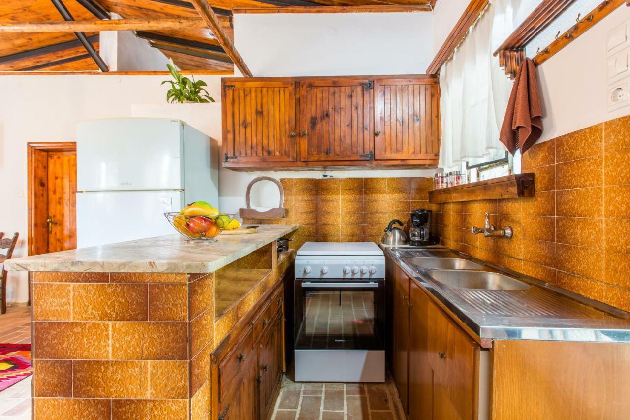 Aadonis Traditional House On The Sea Villa *
